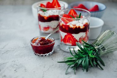 Krema ve jöle ile tatlı çilek chia puding tatlı