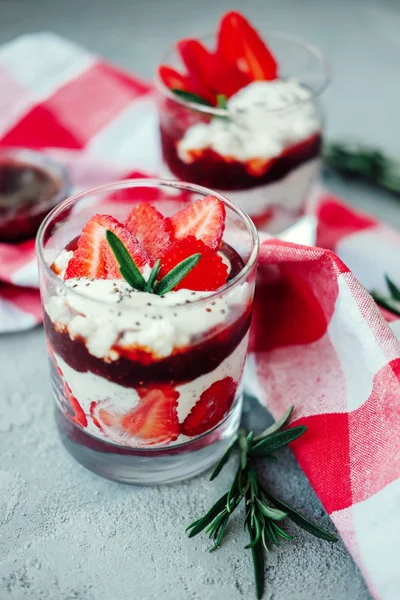 Postre de pudín de chía de fresa dulce con crema y gelatina — Foto de Stock