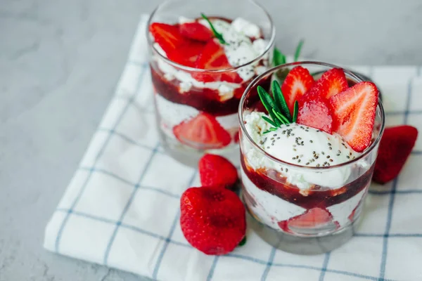 Süßes Erdbeer-Chia-Pudding-Dessert mit Sahne und Gelee — Stockfoto
