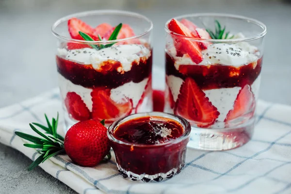 Postre de pudín de chía de fresa dulce con crema y gelatina — Foto de Stock