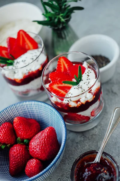 Postre de pudín de chía de fresa dulce con crema y gelatina — Foto de Stock