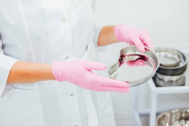 Klinikte hemşire lastik eldiven takıyor