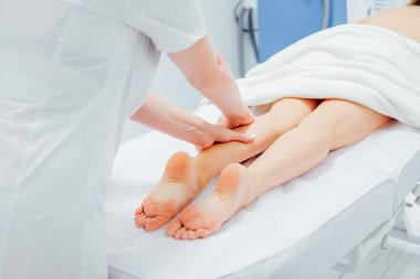 Hastasına masaj yapan kauçuk kadın