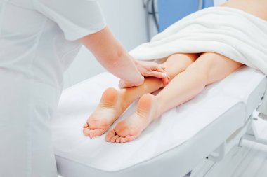 Hastasına masaj yapan kauçuk kadın