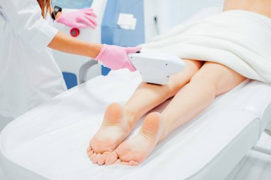 Güzellik kliniğinde lazer epilasyon yapıyor Güzellik 