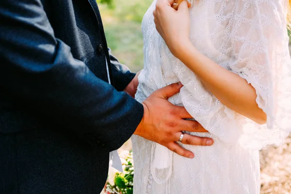 Nygifta par älskare kramar och röra magen — Stockfoto