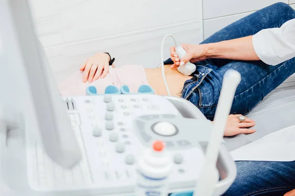 Wanita di ginekolog melakukan USG skan — Stok Foto
