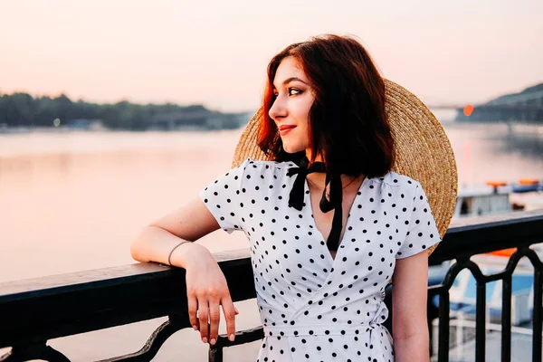 Mujer joven esperando el barco del río — Foto de Stock