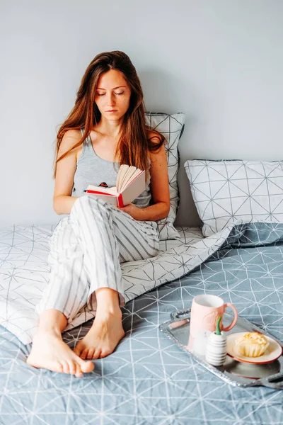 Νεαρή Κοκκινομάλλα Που Διαβάζει Στο Κρεβάτι Τεμπέλικη Ρουτίνα Πρωινού — Φωτογραφία Αρχείου