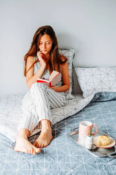 Genç Kızıl Saçlı Kadın Yatakta Kitap Okuyor Tembel Sabah Rutini — Stok fotoğraf