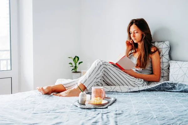 Genç Kızıl Saçlı Kadın Yatakta Kitap Okuyor Tembel Sabah Rutini — Stok fotoğraf