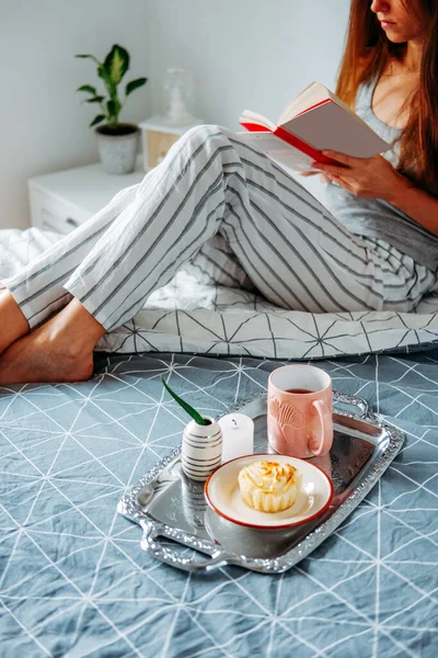 Sabah Atıştırması Süzme Peynirli Kek Çay Erken Kahvaltı Yatağında Regl — Stok fotoğraf