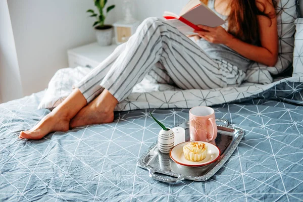 Morgenjause Quark Muffin Und Tee Frühes Frühstück Mädchen Reaging Sie — Stockfoto