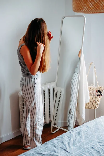 Junge Rothaarige Frau Macht Sich Bereit Faule Sittenroutine — Stockfoto