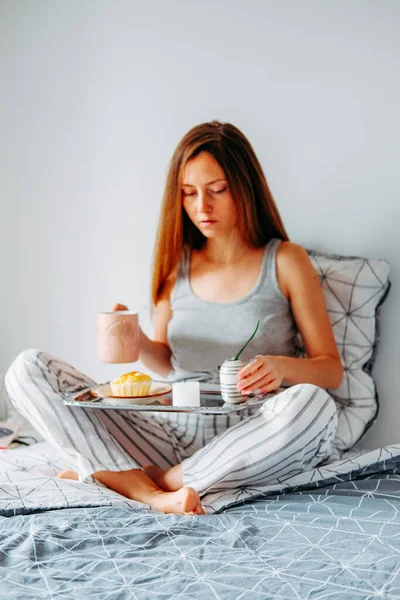 Kobieta Przytulnej Piżamie Śniadanie Łóżku — Zdjęcie stockowe