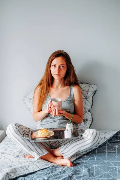 Frau Kuscheligen Pyjama Frühstückt Bett — Stockfoto