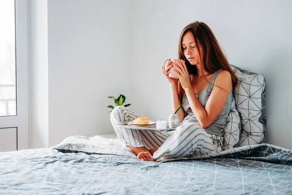 Γυναίκα Βολικές Πιτζάμες Τρώει Πρωινό Στο Κρεβάτι — Φωτογραφία Αρχείου