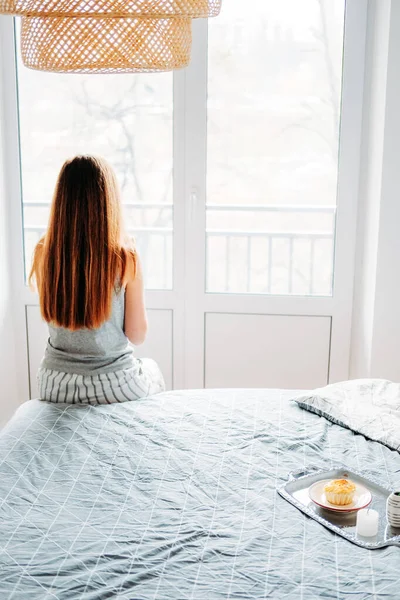 Maak Klaar Ochtendroutine Met Gerimpeld Bed Thee Vrouw Die Thuis — Stockfoto