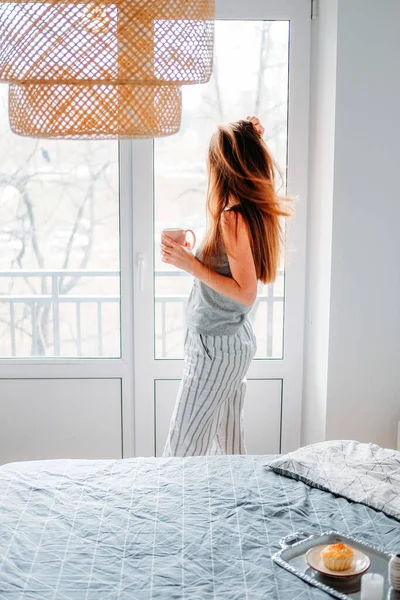 Bereiten Sie Sich Vor Morgenroutine Mit Zerknautschtem Bett Und Tee — Stockfoto