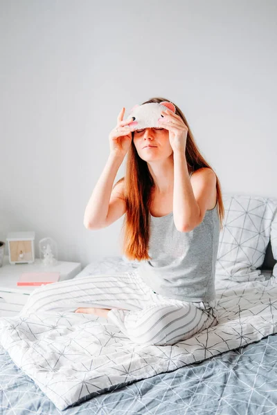 Aynaya Bakan Kadın Uyku Maskesiyle Güne Hazırlanıyor — Stok fotoğraf