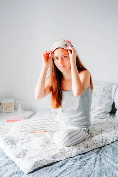 Vrouw Met Slaapmasker Maakt Zich Klaar Voor Dag — Stockfoto