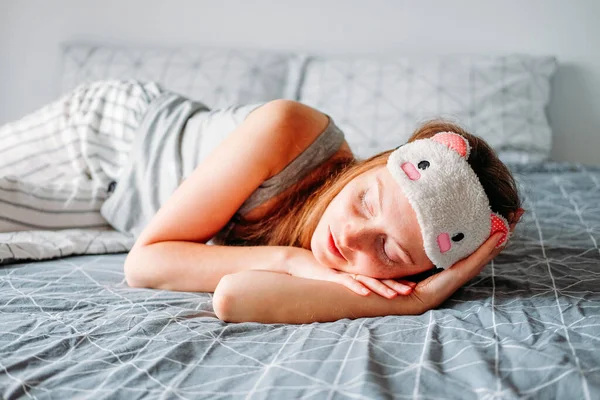 Schlafgewohnheiten Frau Mit Schlafmaske Auf Dem Bett Liegend Schlaflosigkeit — Stockfoto