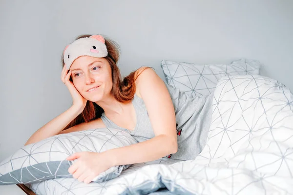 Vrouw Met Lang Haar Haar Slaapkamer Slapen Gezellige Zachte Kussen — Stockfoto