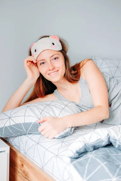 Glückliche Junge Frau Die Hause Schlafmaske Und Schlafanzug Bett Liegt — Stockfoto
