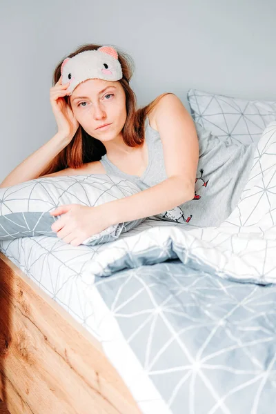 Wkurzona Młoda Kobieta Odpoczywająca Domu Leżąca Łóżku Masce Piżamie — Zdjęcie stockowe