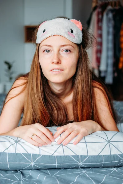 Gelukkig Jong Vrouw Rustend Thuis Liggend Het Bed Haar Slaapmasker — Stockfoto