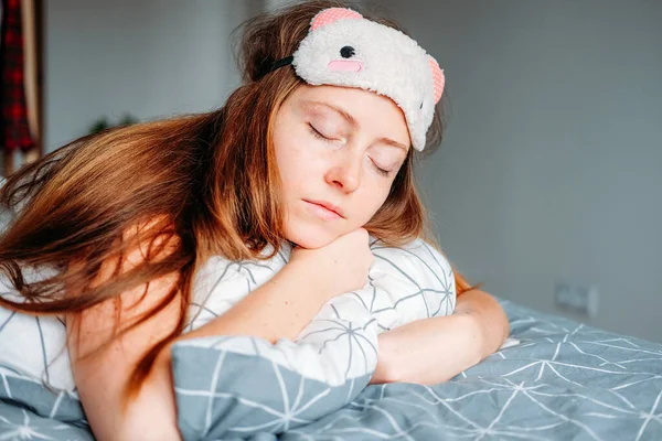 Glückliche Junge Frau Die Hause Schlafmaske Und Schlafanzug Bett Liegt — Stockfoto