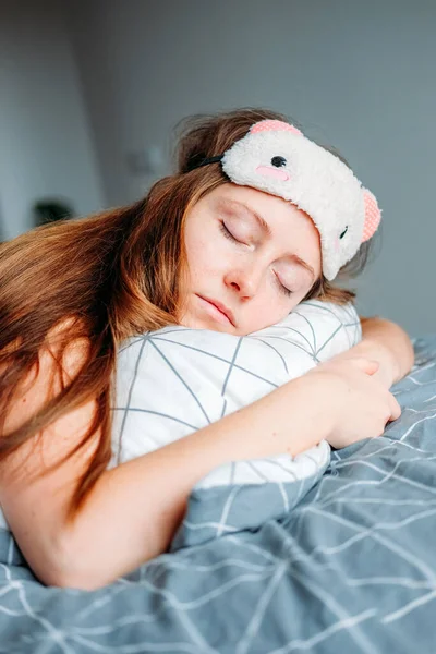 Glückliche Junge Frau Die Hause Schlafmaske Und Schlafanzug Auf Dem — Stockfoto