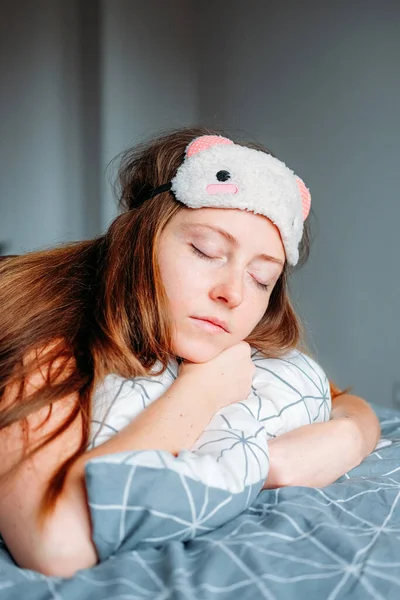 Glückliche Junge Frau Die Hause Schlafmaske Und Schlafanzug Bett Liegt — Stockfoto