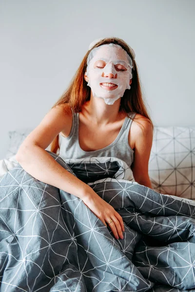 Schönheitsoperationen Haus Frau Mit Schlafmaske Und Feuchtigkeitsspendender Maske Bereitet Sich — Stockfoto