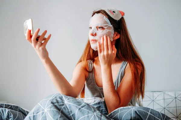 Schönheitsoperationen Haus Frau Mit Schlafmaske Und Feuchtigkeitsspendender Maske Bereitet Sich — Stockfoto