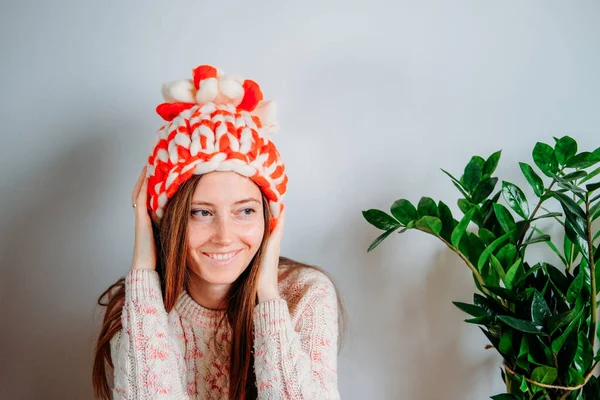 Linda Mujer Pelirroja Feliz Con Rayas Sombrero Punto Sonriendo —  Fotos de Stock