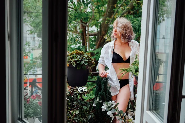 Jonge Vrouw Rustend Haar Zomer Balkon Tuin Lingerie Shirt — Stockfoto