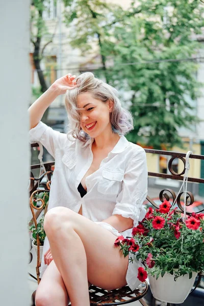 Młoda Kobieta Odpoczywa Letnim Ogrodzie Balkonie Bieliźnie Koszuli — Zdjęcie stockowe