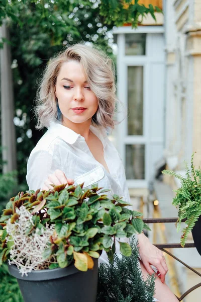 Genç Bir Kadın Yaz Balkon Bahçesinde Dinleniyor Tişört Giyip Çiçek — Stok fotoğraf