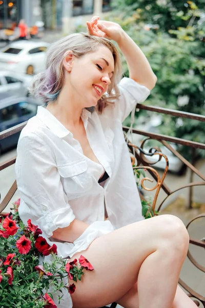 Mujer Joven Descansando Jardín Balcón Verano Lencería Camiseta —  Fotos de Stock