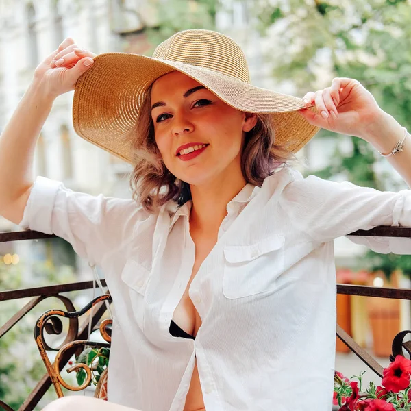 Giovane Donna Che Riposa Nel Suo Giardino Balcone Estivo Lingerie — Foto Stock