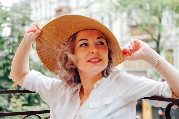 Junge Frau Ruht Sommerlichen Balkongarten Shirt Mit Großem Strohhut — Stockfoto