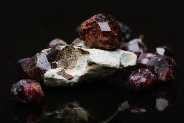 Closeup Uncut Garnets Several Matrix Dark Reflective Background — Stock Photo, Image