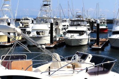 Lüks yaz görünümü ile şık bir kruvazör Marina demirleyen