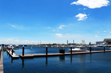 Lüks yaz görünümü ile şık bir kruvazör Marina demirleyen