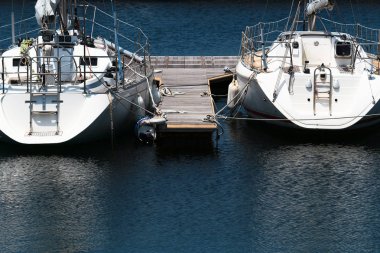 Nerede white yat marina iskelede demirlemiş bir yaz görünümü su yüzeyinde parlar