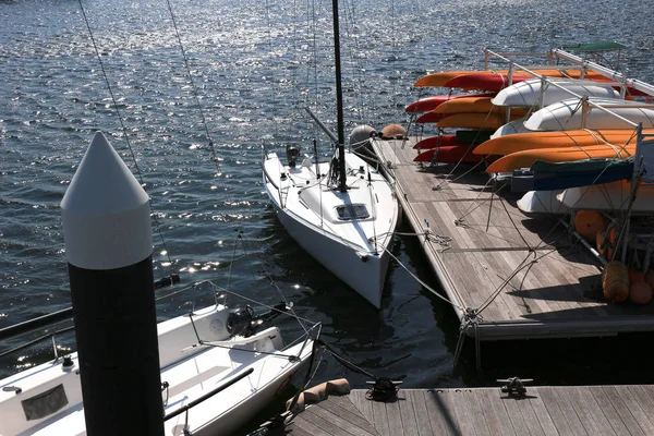 Su güzel güneş ışığı ile bir marina demirlemiş bir küçük yat