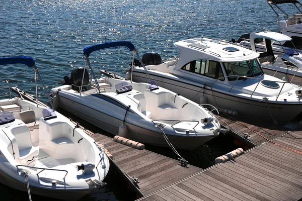 Ein Ausflugsboot Säumt Die Seebrücke Der Marina — Stockfoto