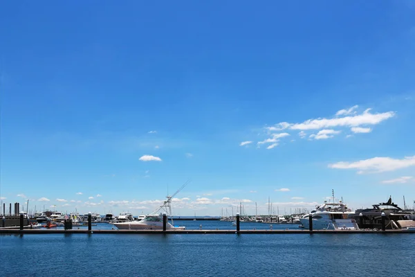 Luxe Zomer Uitzicht Jachthaven Met Een Stijlvolle Cruiser Afgemeerd — Stockfoto