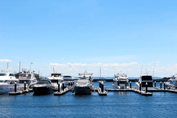 豪华的夏日海景码头与时尚的巡洋舰停泊 — 图库照片